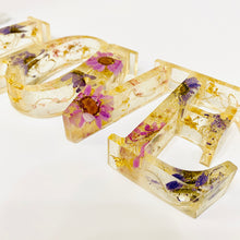 Load image into Gallery viewer, Light Up Word Sign &#39;LOVE&#39; - with Purple Daisies
