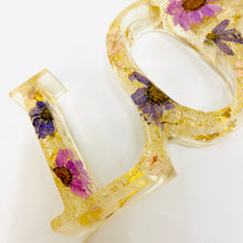 Load image into Gallery viewer, Light Up Word Sign &#39;LOVE&#39; - with Purple Daisies
