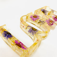 Load image into Gallery viewer, Light Up Word Sign &#39;LOVE&#39; - with Purple Daisies
